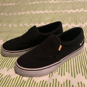 Nike Slip On’s Size 6 older kids